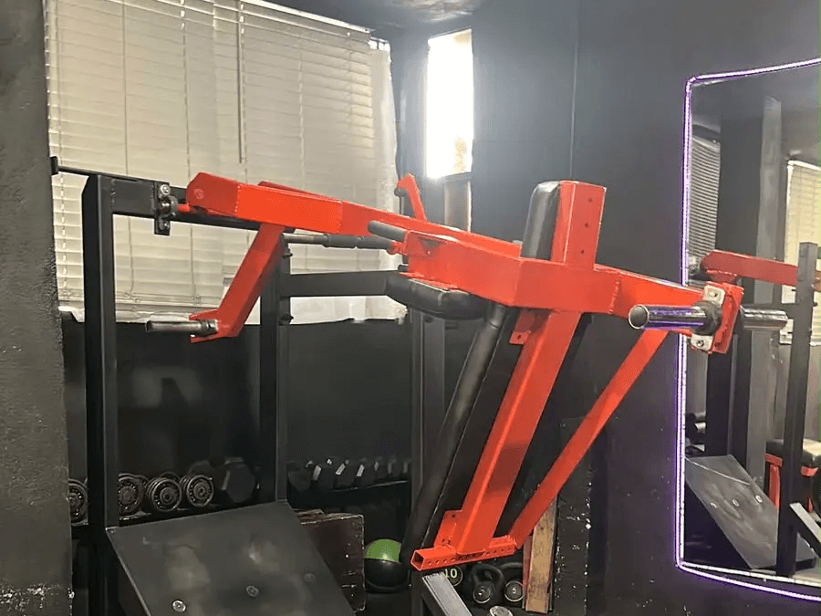 Distribución en dos plantas de StronGym en Paseo de las Flores, Reynosa