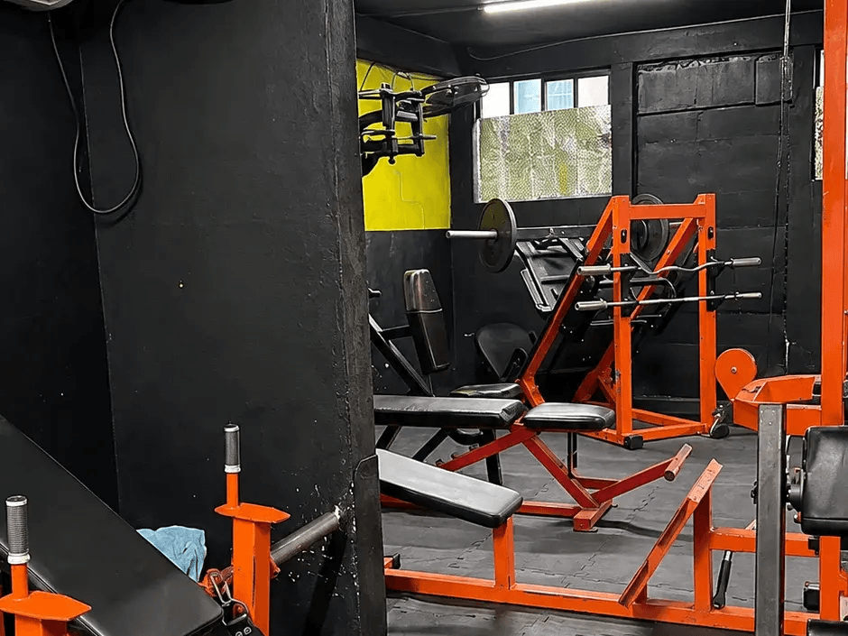 Primer piso de StronGym en Reynosa: mancuernas, barras, poleas, prensa y máquina de hack
