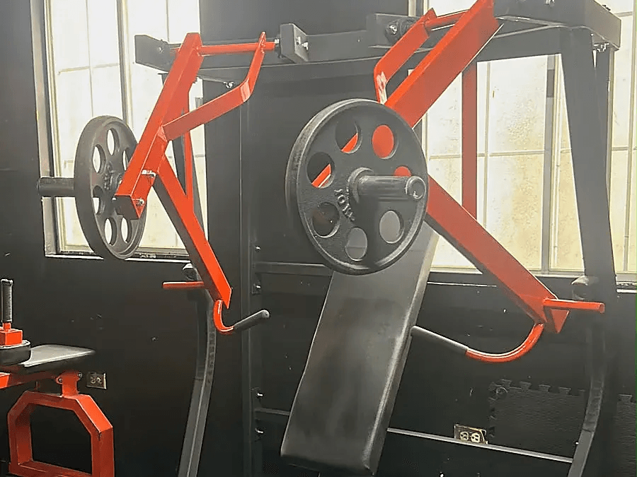 Segundo piso de StronGym: bicicletas, elípticas, hack péndulo, planchas recta e inclinada y curl sentado