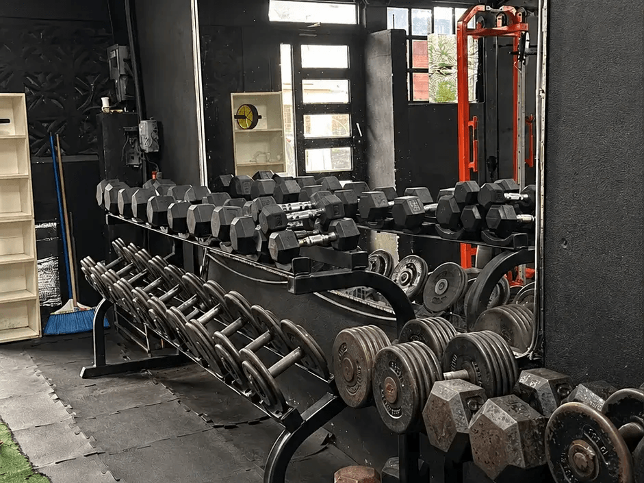 Instalaciones de StronGym: gimnasio de barrio en Paseo de las Flores, Reynosa con peso libre y máquinas en dos pisos